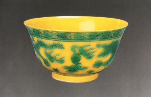清代 · 黄釉绿彩寿字碗（营口市博物馆）