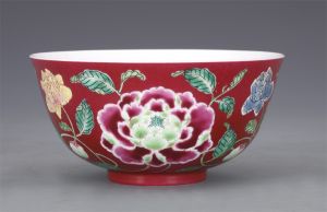 清代 · 雍正珐琅彩牡丹纹小碗（辽宁省博物馆）