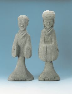 西汉 · 灰陶俑（扬州博物馆）