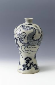 明代 · 景德镇窑青花云龙纹“春寿”瓶（南京博物院）