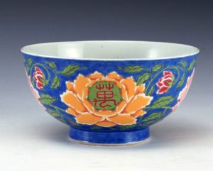 清代 · 官窑珐琅彩缠枝牡丹纹碗（上海博物馆）