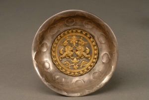 唐代 · 鎏金双狮纹银碗（陕西历史博物馆）
