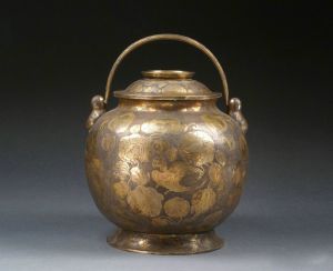唐代 · 鎏金鹦鹉纹提梁银罐（陕西历史博物馆）