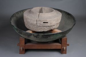 西汉 · 石磨及铜漏斗形器（河北博物院）