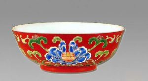 清代 · 紫地珐琅彩牡丹纹碗（南京博物院）