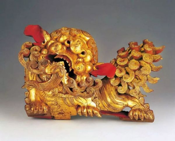 清代 · 圆雕狮子形梁托（广东省博物馆）