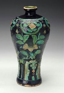 明代 · 珐华釉花卉纹梅瓶（湖南省博物馆）
