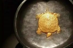 唐代 · 鎏金龟纹桃形银盘（陕西历史博物馆）