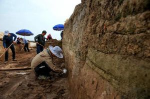 湖北：襄阳凤凰咀遗址发掘出一段古城墙和护城河