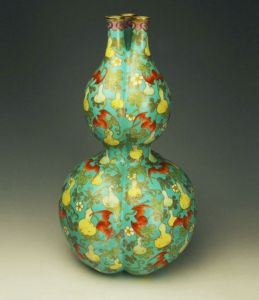 清代 · 粉彩三孔葫芦瓶（山东博物馆）