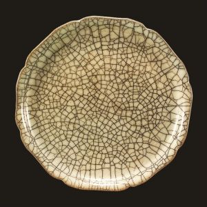 宋代 · 哥窑灰青釉瓷盘（南京市博物馆）