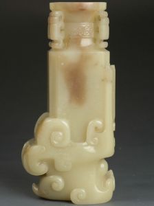 清代 ·  黄玉云纹龙首四耳瓶（天津博物馆）