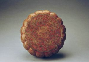清代 · 填漆描金云龙纹菊瓣式盒（河南博物馆）