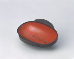 西汉 · 彩绘漆鱼纹耳杯（故宫博物院）