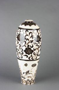 金代 · 磁州窑白釉黑彩牡丹纹梅瓶（河北博物院）