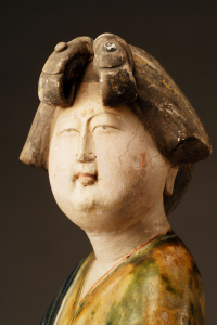 唐代 · 三彩女立俑（陕西历史博物馆）