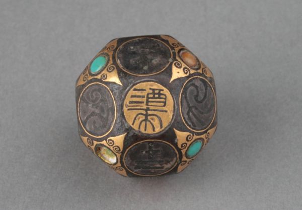 西汉 · 错金银镶嵌铜骰子（河北博物院）