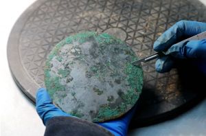 陕西：西咸新区大堡子墓地出土80余枚西汉铜镜